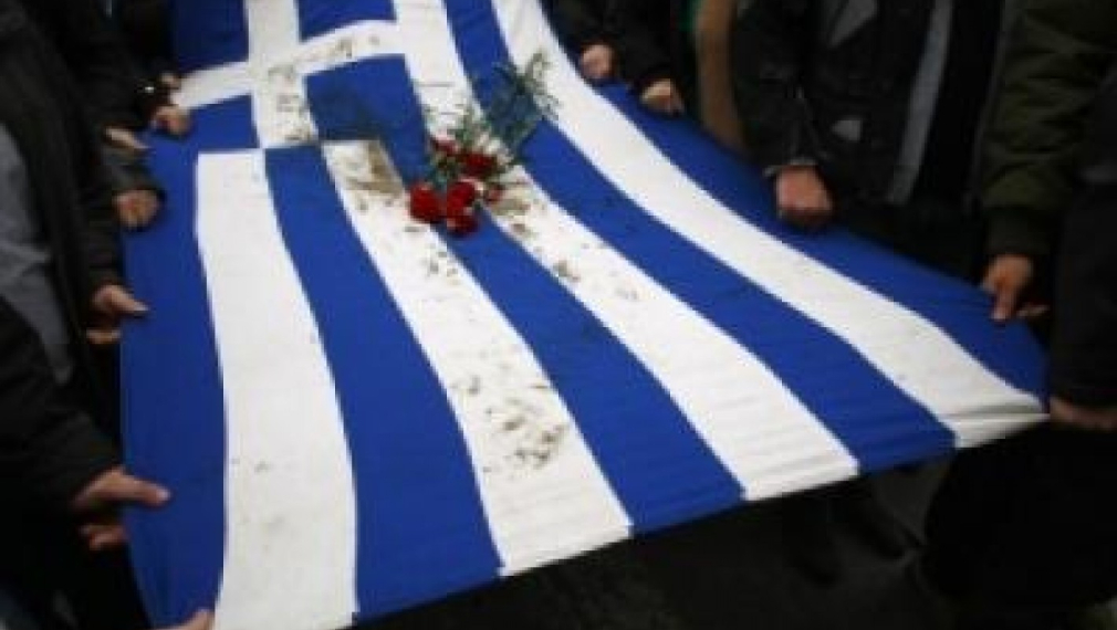 Въпреки стачките в Гърция орязват заплатите в държавния сектор