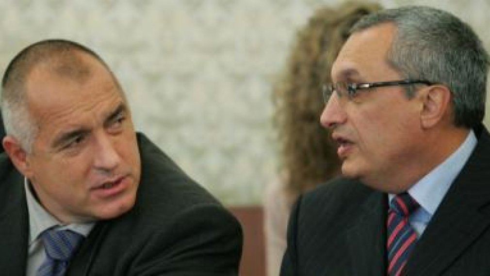 И Костов се включи в театъра "Борисов срещу ДС"