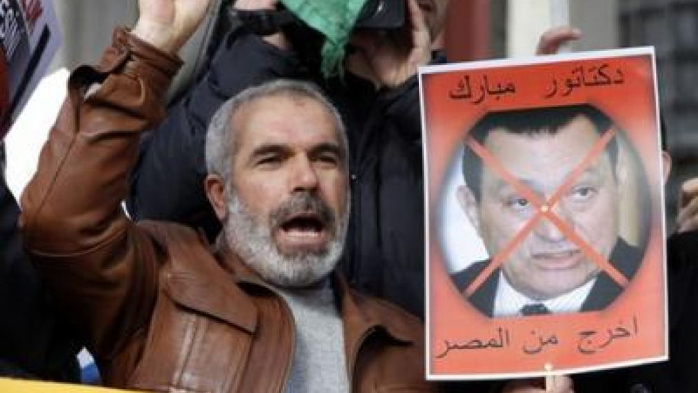 Мубарак освободи правителството и обеща реформи, протестиращите в Египет продължават да искат неговата оставка
