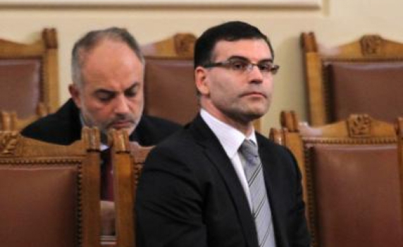 Тотю Младенов отново влезе в конфликт със Симеон Дянков заради отказа му да увеличи минималната заплата