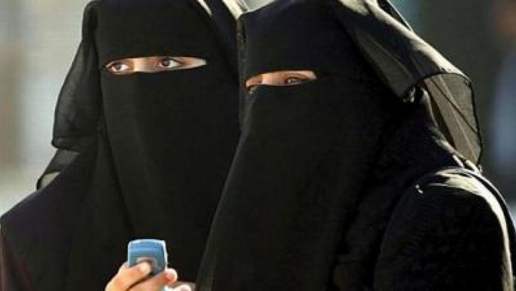 Франция въвежда забрана за носене на бурка и никаб 