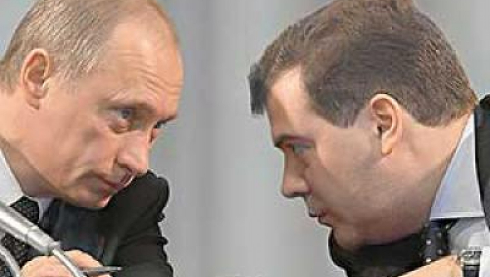 Путин и Медведев разиграват съперничество за президентския пост
