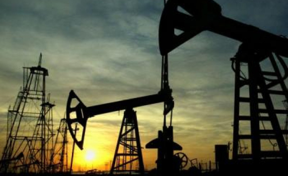 Слабият долар повиши цените на петрола с 3%