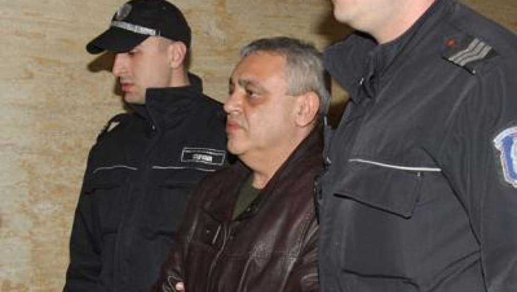 Полицейско насилие и нелепо поведение на служители на МВР при ареста на бившя главен секретар на финансовото министерство Тенчо Попов Полицейско насилие и нелепо поведение на служители на МВР при ареста на бившя главен секретар на финансовото министерство Тенчо Попов