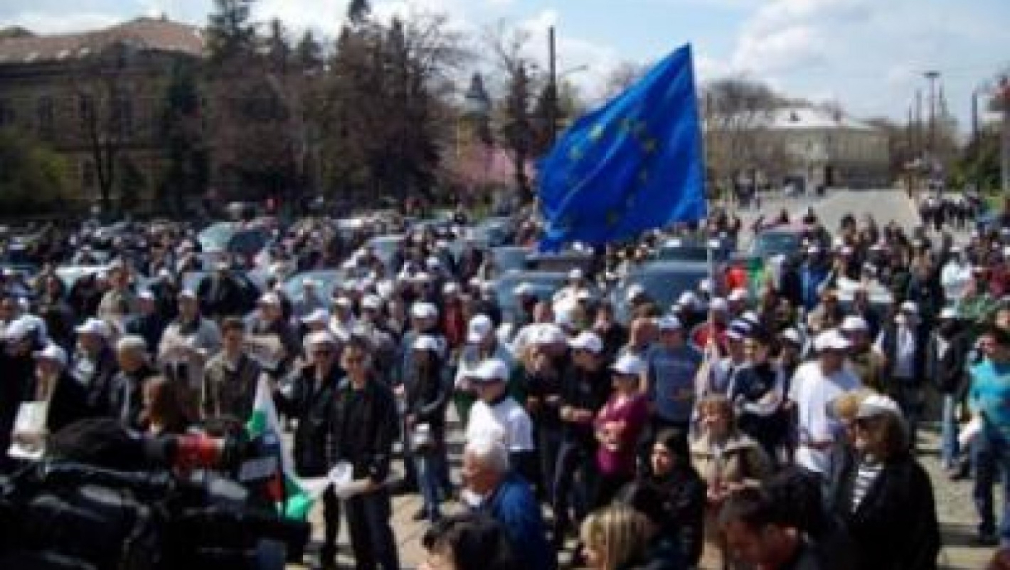 Протестиращите срещу високите цени на горивата искат до 2 лева за литър бензин и дизел Протестиращите срещу високите цени на горивата искат до 2 лева за литър бензин и дизел