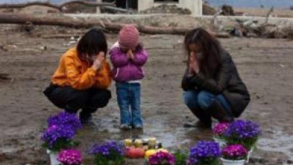 С минута мълчание в Япония отбелязаха два месеца от катастрофата, връхлетяла страната