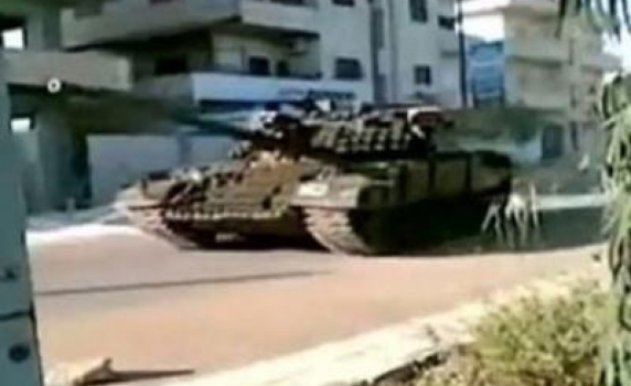 Танкове на сирийската армия откриха стрелба по жилищни квартали в Хомс