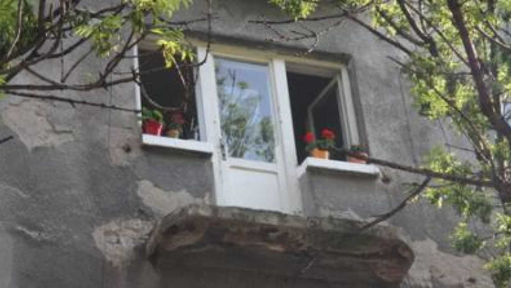 Един загинал и двама тежко ранени след срутване на балкон в центъра на София 