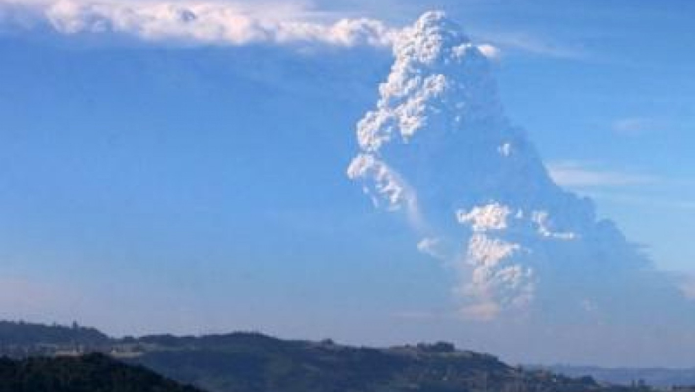 Спешна евакуация след мощно изригване на вулкан в Чили