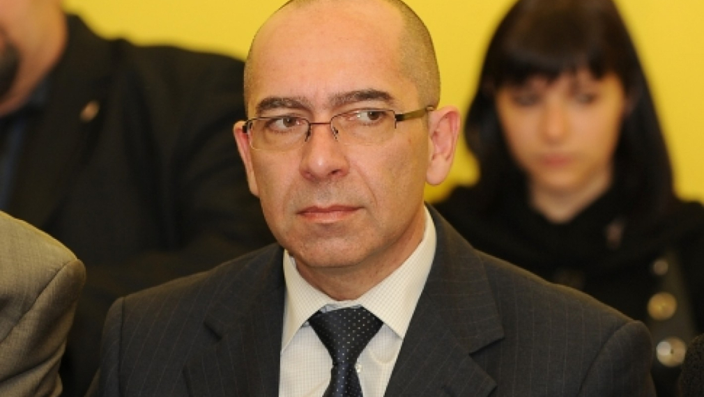 Здравният министър продължава да се прави на разсеян за цените на лекарствата. И в ГЕРБ недоволни от него Здравният министър продължава да се прави на разсеян за цените на лекарствата. И в ГЕРБ недоволни от него