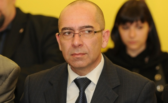 Здравният министър продължава да се прави на разсеян за цените на лекарствата. И в ГЕРБ недоволни от него
