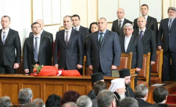 Бонусите на властта – мъглата се сгъстява