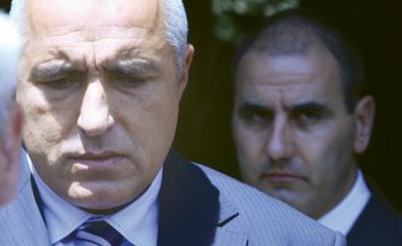 Борисов възложил на „лошия” Цветанов да уволни висшите чиновници с невърнати бонуси