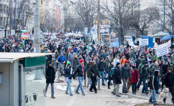 Стотици протестираха срещу безобразията в България (обновена)