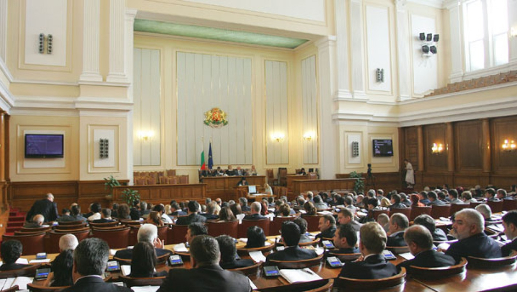 Среднощни караници за конфискацията тресат парламента