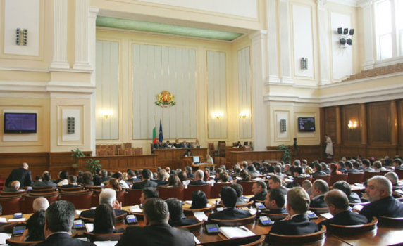 Среднощни караници за конфискацията тресат парламента