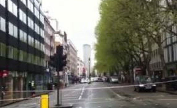 Мъж взе заложник в центъра на Лондон, плаши с взрив