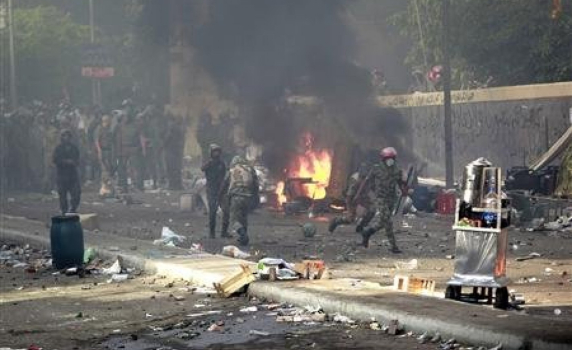 Двама убити, над 300 ранени при сблъсъците в Кайро