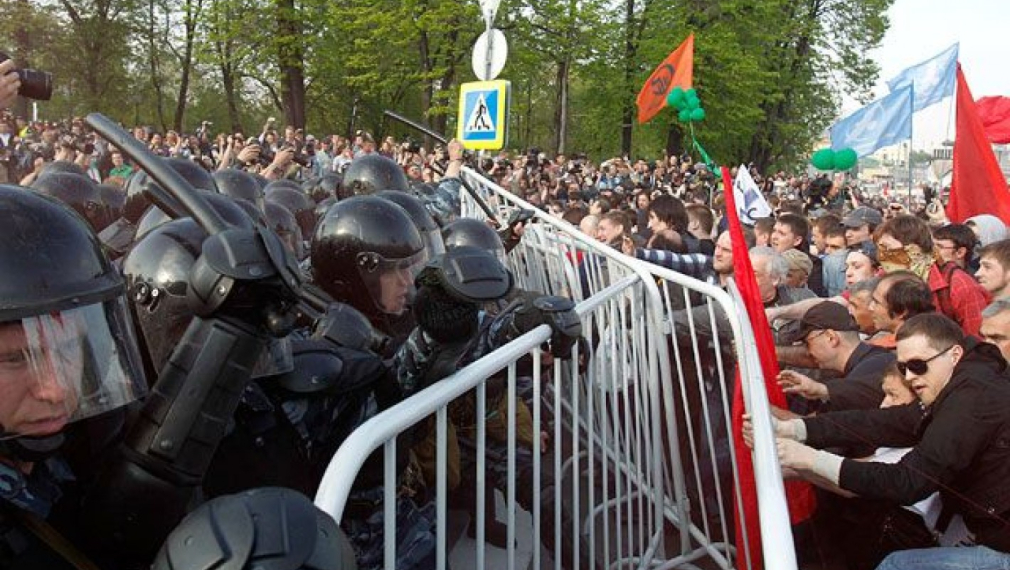 Един загинал, десетки ранени и стотици арестувани на протестен митинг в Москва