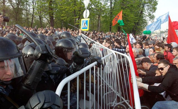 Един загинал, десетки ранени и стотици арестувани на протестен митинг в Москва