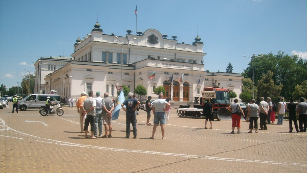 ГЕРБ изкара 2000 души под строй на протест ГЕРБ изкара 2000 души под строй на протест