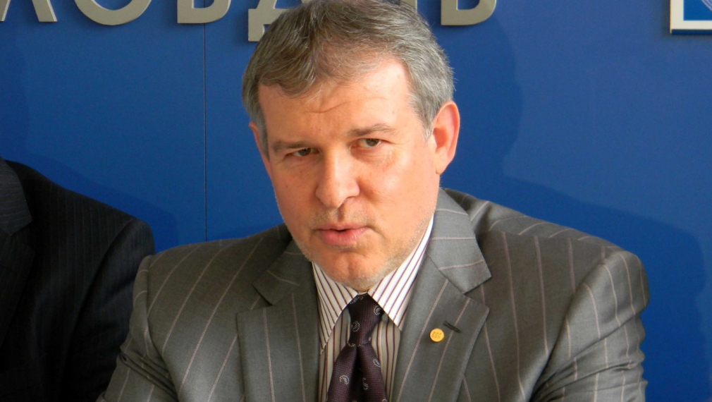 Румен Христов се оттегля от лидерската битка в СДС. Иван Костов на път да си върне партията Румен Христов се оттегля от лидерската битка в СДС. Иван Костов на път да си върне партията