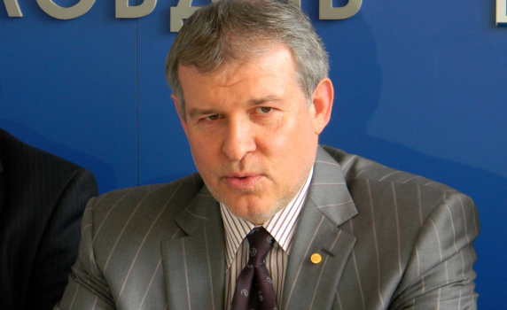 Румен Христов се оттегля от лидерската битка в СДС. Иван Костов на път да си върне партията