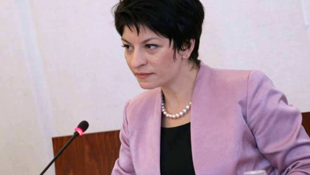 Министър Атанасова: Щом българите имат пари за кола, да си платят и здравните вноски