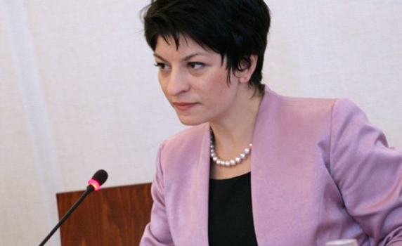 Министър Атанасова: Щом българите имат пари за кола, да си платят и здравните вноски