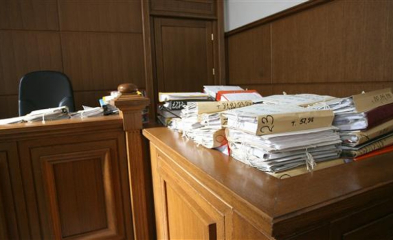 Министър Ковачева иска списък на прокурори и съдии със забавени дела