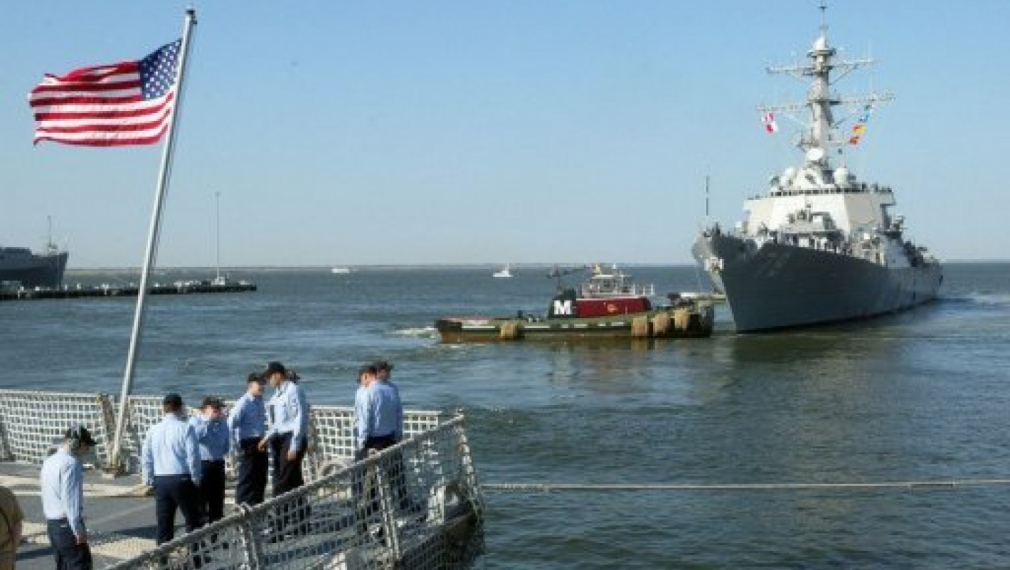 Сблъсък на американски миноносец и петролен танкер в Ормузкия проток