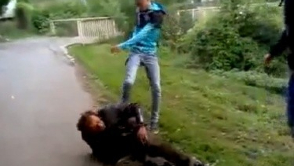 Тийнейджъри пребиват брутално старец, качват клипче в Youtube