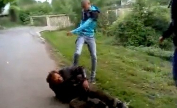 Тийнейджъри пребиват брутално старец, качват клипче в Youtube