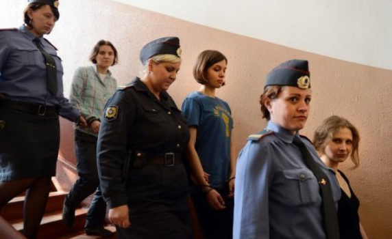 По две години затвор за момичетата от Pussy Riot