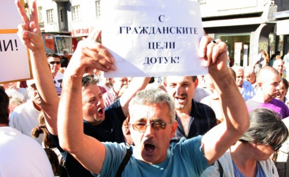 Фандъкова: Забавяме решението за платено паркиране, не го отменяме