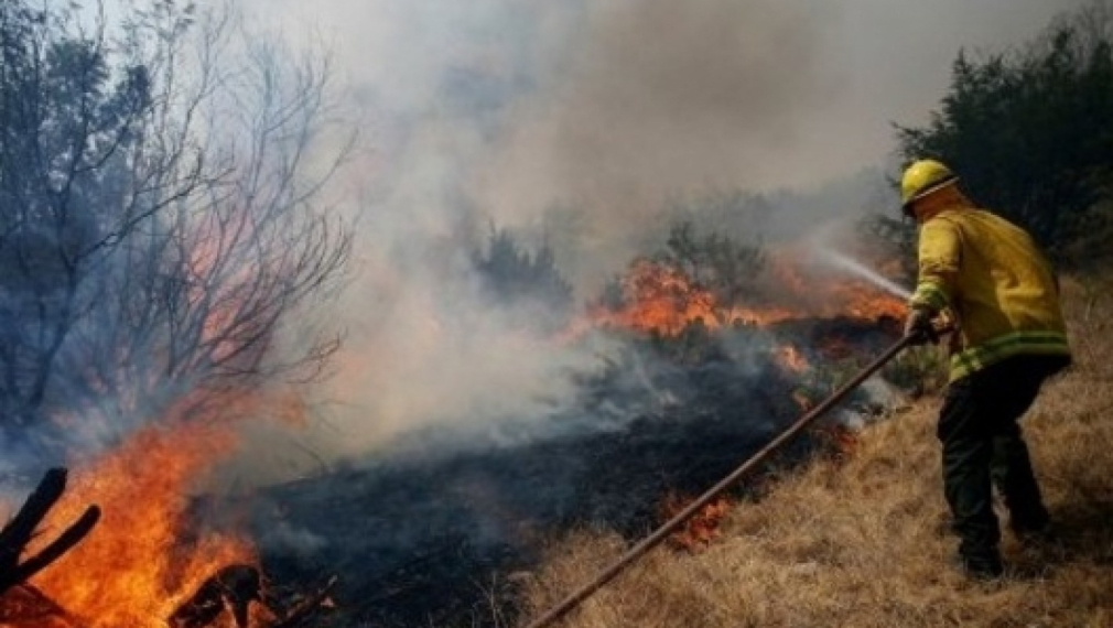 Пожар в бивш полигон край Брягово, чуват се взривове