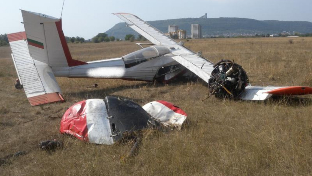 Двама пострадали при падане на самолет на летището в Шумен