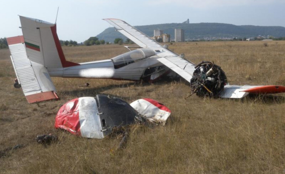 Двама пострадали при падане на самолет на летището в Шумен
