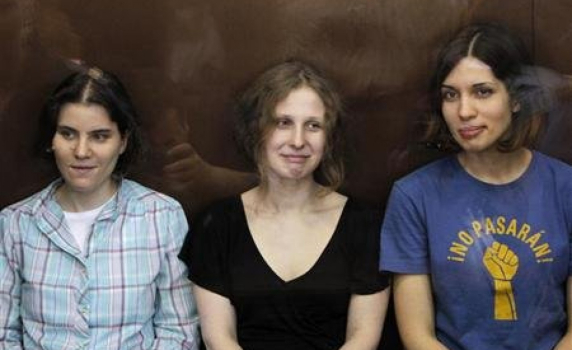 Медведев благосклонен към освобождаването на трите жени от „Pussy Riot”