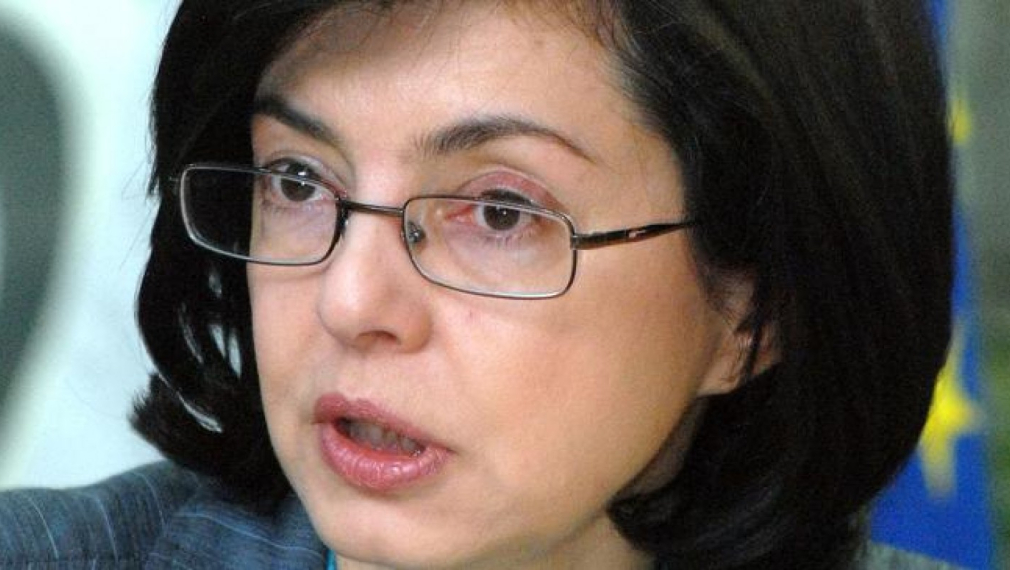 Кунева: Политика не се прави, като настройваш учителите срещу полицаите Кунева: Политика не се прави, като настройваш учителите срещу полицаите