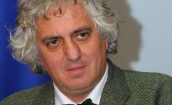 Доц. Лозанов: Проблемът с песента на Мишо Шамара прекалено много се политизира  