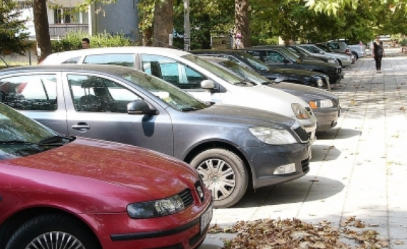 С благословията на Фандъкова глобяват собственици на автомобили извън зоните за платено паркиране