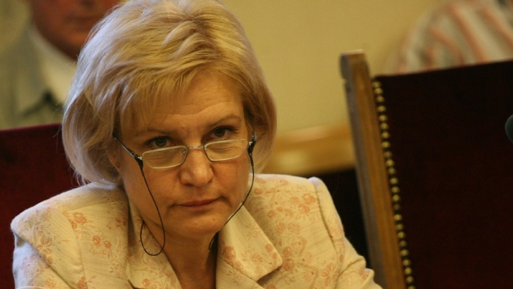 Менда Стоянова: Заможните ще поемат основната тежест от данъка върху лихвите Менда Стоянова: Заможните ще поемат основната тежест от данъка върху лихвите