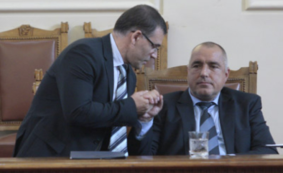 Финансовият министър и премиерът в разнобой за плоския данък
