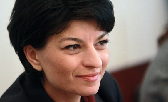 Атанасова: Болниците трупат дългове заради търговете за лекарства