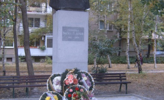 БСП и ГЕРБ срещу ДПС в Кърджали заради номинацията на ген. Делов за почетен гражданин