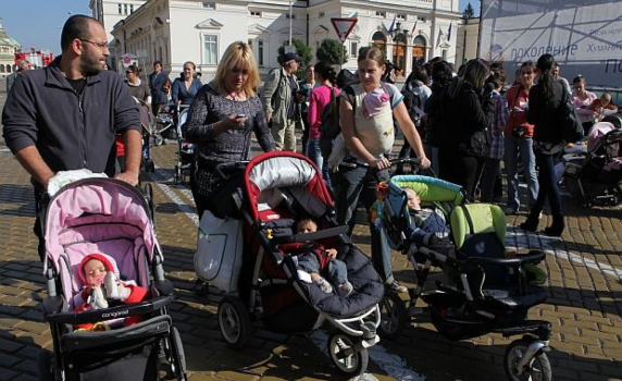 Нямало пари за увеличение на детските надбавки, нито на майчинството