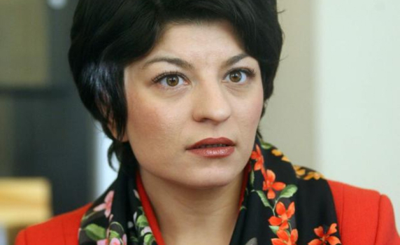 Злоупотребява се с темата за фалиралите общински болници, каза Атанасова, но не уточни от кого