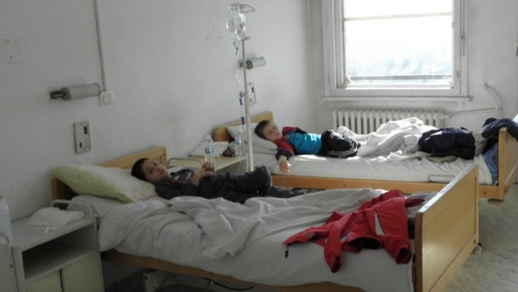 Хранително отравяне изпрати 38 деца и трима учители в болница в Разлог Хранително отравяне изпрати 38 деца и трима учители в болница в Разлог
