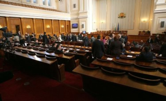 Депутатите решиха да не работят в Деня на траура